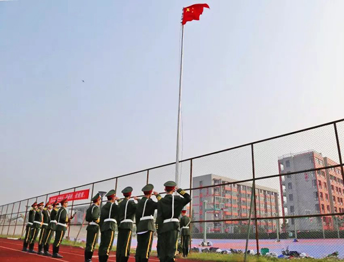 平湖杭州灣實驗學(xué)校校運(yùn)會升旗儀式