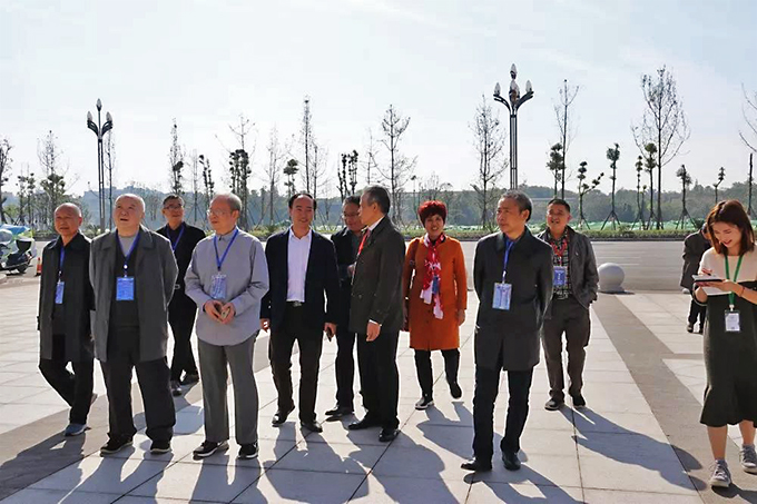 川渝20校高中論壇的專(zhuān)家代表和校長(zhǎng)到我校參觀